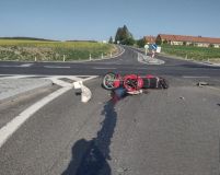 Srážka smetla motorku k zemi, osobní auto se zastavilo o strom. Jedna osoba utrpěla těžká zranění