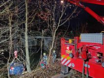 Po nehodě skončilo auto v řečišti Chrudimky