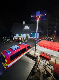 Unikátní video i foto z Českého Švýcarska: Likvidace požáru z výšky, očima posádky vrtulníku Policie ČR, a práce na zemi, jen pár metrů od plamenů