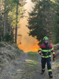Unikátní video i foto z Českého Švýcarska: Likvidace požáru z výšky, očima posádky vrtulníku Policie ČR, a práce na zemi, jen pár metrů od plamenů