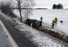 Obrazem: Dopravní nehody, likvidace požáru i záchrana kočky. Ani na Štěpána neměli hasiči volno