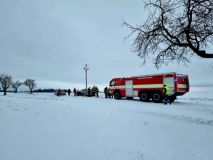 Foto: Auto na střeše, cisterna se srazila s osobním autem, zapadlé vozy, požáry komínů i asistence u pacientů. Tato sobota je pro hasiče náročná