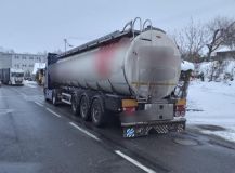 Foto: Auto na střeše, cisterna se srazila s osobním autem, zapadlé vozy, požáry komínů i asistence u pacientů. Tato sobota je pro hasiče náročná