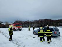 Foto: Auto na střeše, cisterna se srazila s osobním autem, zapadlé vozy, požáry komínů i asistence u pacientů. Tato sobota je pro hasiče náročná