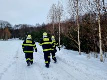 Foto: Auto na střeše, cisterna se srazila s osobním autem, zapadlé vozy, požáry komínů i asistence u pacientů. Tato sobota je pro hasiče náročná