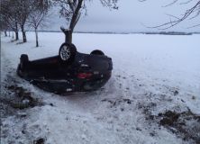 Foto: Auto na střeše, cisterna se srazila s osobním autem, zapadlé vozy, požáry komínů i asistence u pacientů. Tato sobota je pro hasiče náročná