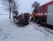 Foto: Auto na střeše, cisterna se srazila s osobním autem, zapadlé vozy, požáry komínů i asistence u pacientů. Tato sobota je pro hasiče náročná