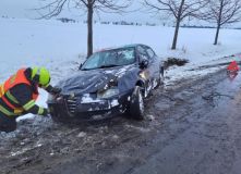 Foto: Auto na střeše, cisterna se srazila s osobním autem, zapadlé vozy, požáry komínů i asistence u pacientů. Tato sobota je pro hasiče náročná