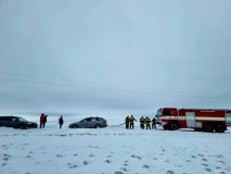 Foto: Auto na střeše, cisterna se srazila s osobním autem, zapadlé vozy, požáry komínů i asistence u pacientů. Tato sobota je pro hasiče náročná