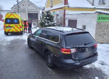 Foto: Auto na střeše, cisterna se srazila s osobním autem, zapadlé vozy, požáry komínů i asistence u pacientů. Tato sobota je pro hasiče náročná