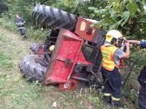 Obrazem: Traktor udělal kotrmelec, hasiči mu jeli pomoct, když havaroval motorkář. Ten musel dostat přednost
