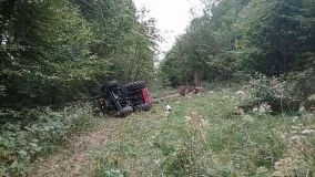 Obrazem: Traktor udělal kotrmelec, hasiči mu jeli pomoct, když havaroval motorkář. Ten musel dostat přednost
