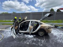 Na fesťák posádka s Mazdou nedojela, u Svitav vůz zachvátil oheň