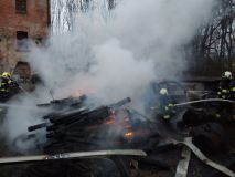 Požár kvůli nevyčištěné pile na dřevo. Škoda sto tisíc korun