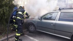 Dvě nehody motorek, požáry, záchrana poštolky, či transport pacienta. Sváteční pondělí hasiče nenechá odpočinout