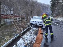 Obrazem: Na silnicích je to opravdu divoké. Čerstvý sníh a mráz způsobil již tento víkend sedmnáct dopravních nehod