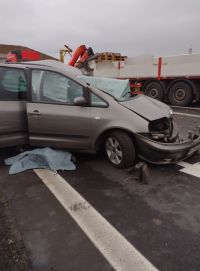 Tragická nehoda osobního a nákladního auta uzavřela silnici u Janova