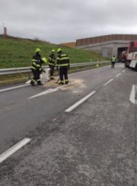 Tragická nehoda osobního a nákladního auta uzavřela silnici u Janova