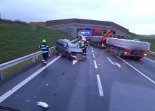 Tragická nehoda osobního a nákladního auta uzavřela silnici u Janova