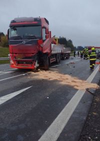 Tragická nehoda osobního a nákladního auta uzavřela silnici u Janova