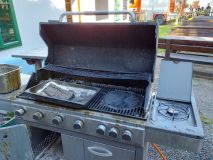 Do grilu nalil tři litry oleje, přidal polínko a šel telefonovat. Když se vrátil, gril byl v plamenech