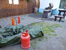 Do grilu nalil tři litry oleje, přidal polínko a šel telefonovat. Když se vrátil, gril byl v plamenech