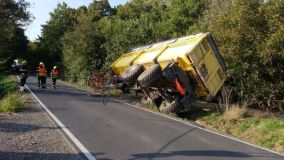 Obrazem:  Prázdný návěs za traktorem se překulil na bok mimo silnici