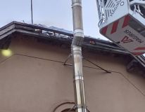 Oheň zachvátil střechu ubytovny v Chrudimi okolo komína, byl zřejmě špatně postavený