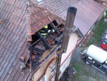 Oheň zachvátil střechu ubytovny v Chrudimi okolo komína, byl zřejmě špatně postavený