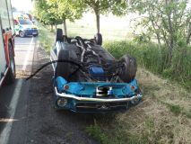 Auto skončilo v Seči v příkopu a na střeše, čtyři cestující utrpěli zranění