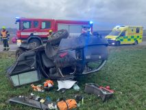Nehoda aut se zraněním, srážka vozu s motorkou a další ranní nehody