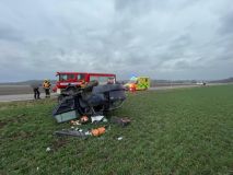 Nehoda aut se zraněním, srážka vozu s motorkou a další ranní nehody