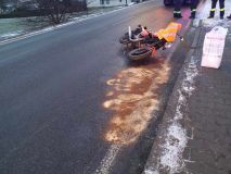 Nehoda aut se zraněním, srážka vozu s motorkou a další ranní nehody