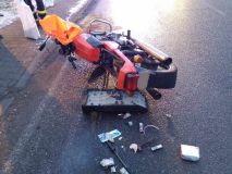 Nehoda aut se zraněním, srážka vozu s motorkou a další ranní nehody