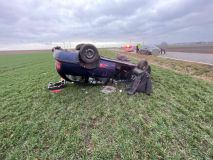 Nehoda aut se zraněním, srážka vozu s motorkou a další ranní nehody