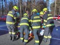 FOTO: Po střetu nákladního vozu s osobním hasiči museli řidiče vystříhat