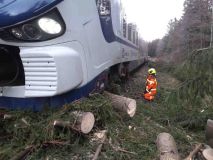 OBRAZEM: Vlak najel do spadlých stromů a vykolejil, hasiči museli evakuovat 16 lidí