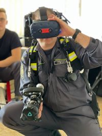 Obrazem: Virtuální realita pomůže v boji s ohněm. Pardubičtí hasiči si vyzkoušeli systém VR Flaime a hologramové brýle