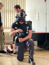 Obrazem: Virtuální realita pomůže v boji s ohněm. Pardubičtí hasiči si vyzkoušeli systém VR Flaime a hologramové brýle