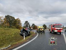 Audi skončilo za zatáčkou v příkopu. Řidič, jenž se měl vyhýbat zvířeti, se zranil