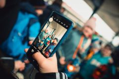 Lidé si v Pardubicích přišli s lucerničkami pro světlo z Betléma