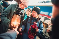 Lidé si v Pardubicích přišli s lucerničkami pro světlo z Betléma