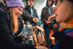 Lidé si v Pardubicích přišli s lucerničkami pro světlo z Betléma