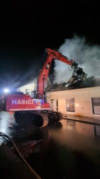 Na náročnou likvidaci požáru střechy objektu v Hlinsku bylo vysláno osm jednotek hasičů a těžká technika