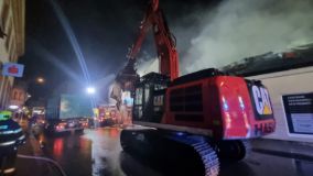 Na náročnou likvidaci požáru střechy objektu v Hlinsku bylo vysláno osm jednotek hasičů a těžká technika