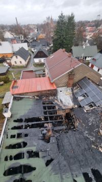 Na náročnou likvidaci požáru střechy objektu v Hlinsku bylo vysláno osm jednotek hasičů a těžká technika