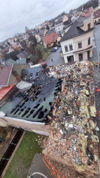 Na náročnou likvidaci požáru střechy objektu v Hlinsku bylo vysláno osm jednotek hasičů a těžká technika