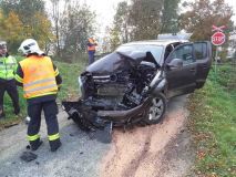 Z hrozivě vypadající nehody osobního auta s vlakem jako zázrakem všichni vyvázli bez zranění