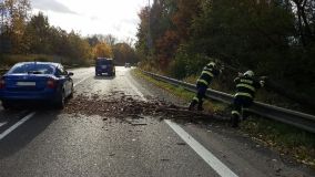 Obrazem: Orkán Ignác řádil, hasiči měli plné ruce práce, likvidovali popadané stromy, utržené střechy i dopravní značky