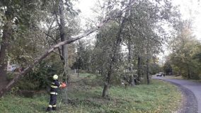 Obrazem: Orkán Ignác řádil, hasiči měli plné ruce práce, likvidovali popadané stromy, utržené střechy i dopravní značky